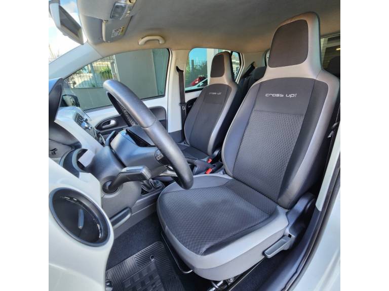 VOLKSWAGEN - UP - 2015/2016 - Branca - R$ 49.900,00