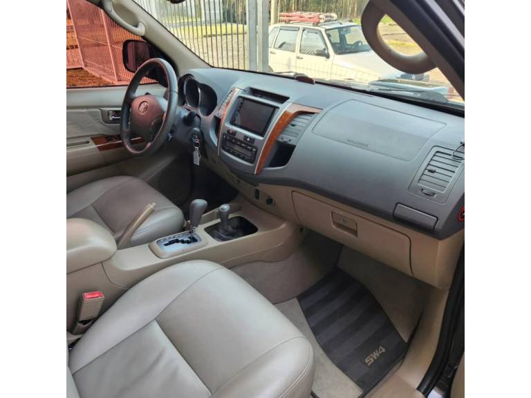 TOYOTA - HILUX SW4 - 2010/2010 - Preta - R$ 113.900,00