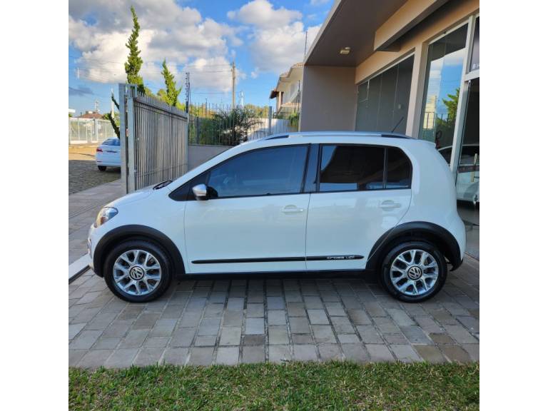 VOLKSWAGEN - UP - 2015/2016 - Branca - R$ 49.900,00